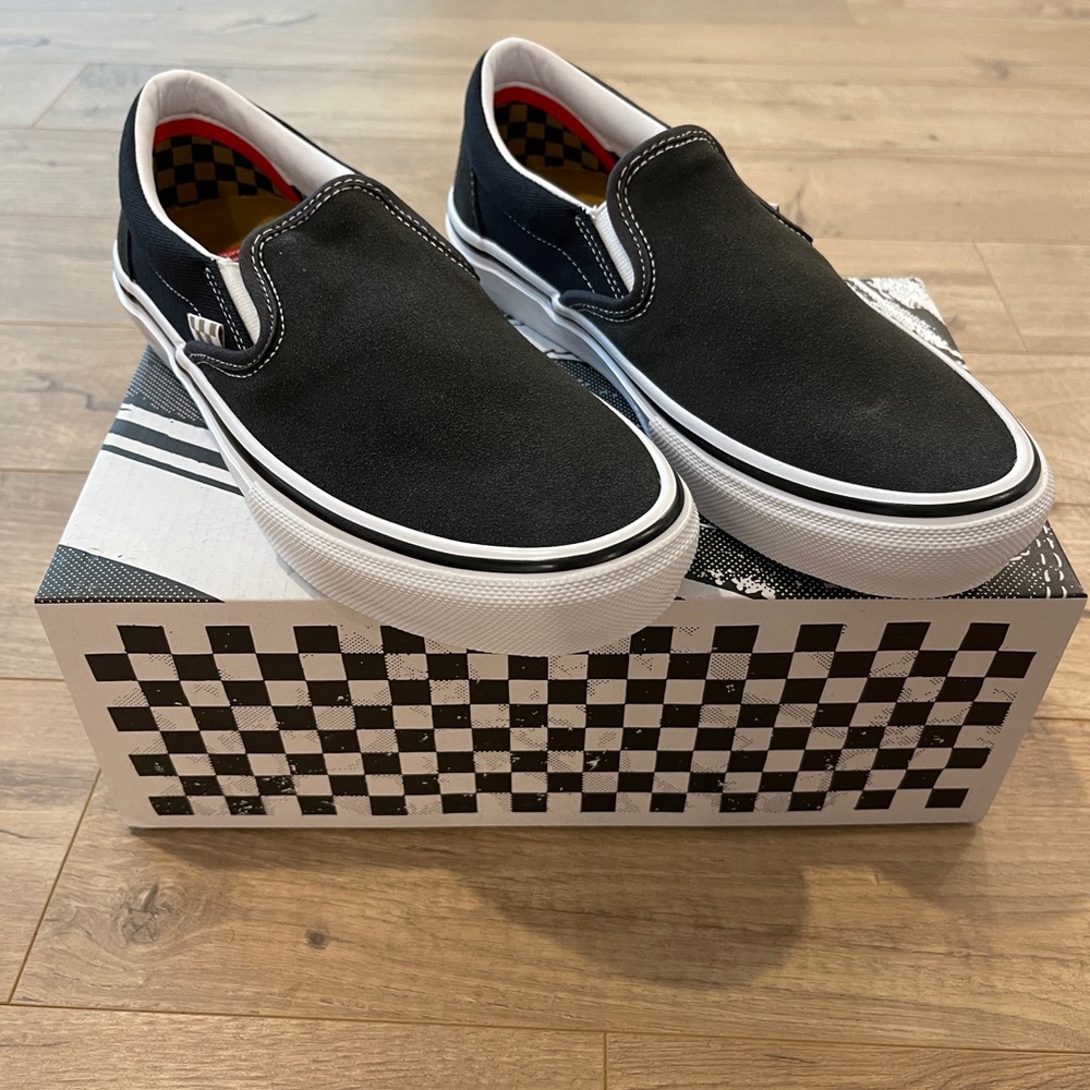 Skate slip on black, suede top. Womens 9.